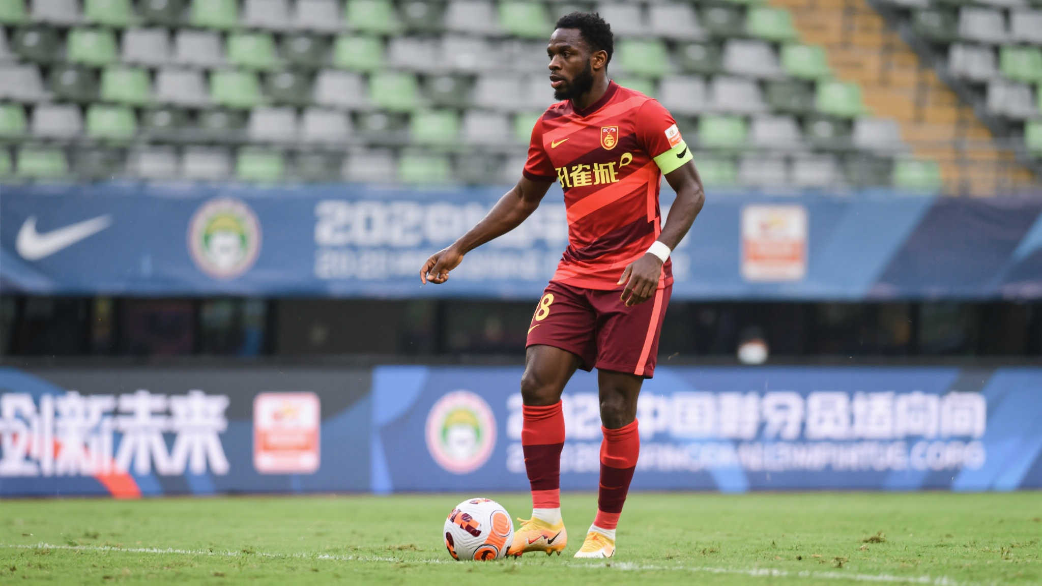 回顾中超联赛的历史，不乏类似的情况。例如，某支中游